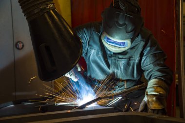 Kaynakçı, teknik Çelik Sanayi Çelik Kaynakçı fabrikasında montaj ustası