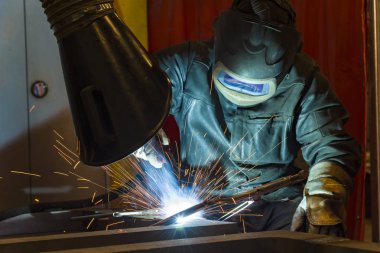 Kaynakçı, teknik Çelik Sanayi Çelik Kaynakçı fabrikasında montaj ustası