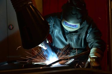 Kaynakçı, teknik Çelik Sanayi Çelik Kaynakçı fabrikasında montaj ustası