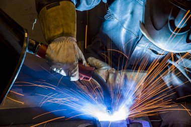 Kaynakçı, teknik Çelik Sanayi Çelik Kaynakçı fabrikasında montaj ustası