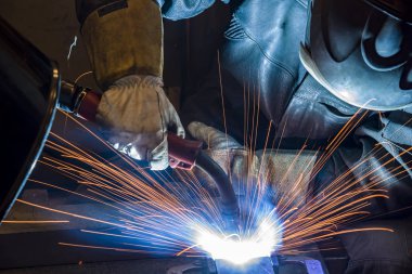 Kaynakçı, teknik Çelik Sanayi Çelik Kaynakçı fabrikasında montaj ustası