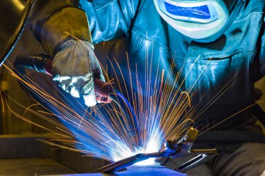 Kaynakçı, teknik Çelik Sanayi Çelik Kaynakçı fabrikasında montaj ustası