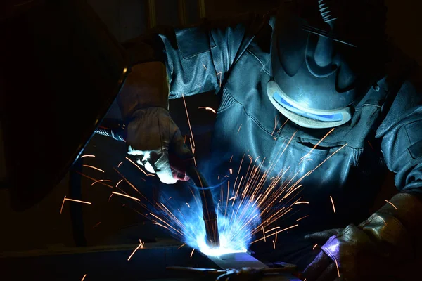 Soldador Artesão Erigindo Aço Técnico Soldador Aço Industrial Fábrica — Fotografia de Stock