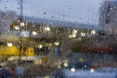 Yağmurlu gün, pencere, yağışlı hava, yağmur arka plan, yağmur ve bokeh yağmur damlaları hava camda yağmur.