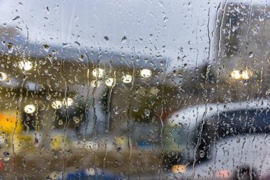 Yağmurlu gün, pencere, yağışlı hava, yağmur arka plan, yağmur ve bokeh yağmur damlaları hava camda yağmur.