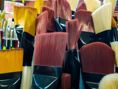 Yağlı boya ile resim için yeni fırça görünümünde yeni boyama fırça seti.