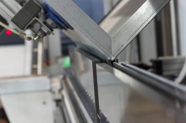 Metal levhaları kağıt bükme makineleriyle büken operatör.