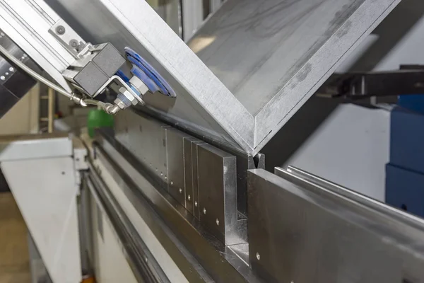 Metal levhaları kağıt bükme makineleriyle büken operatör.