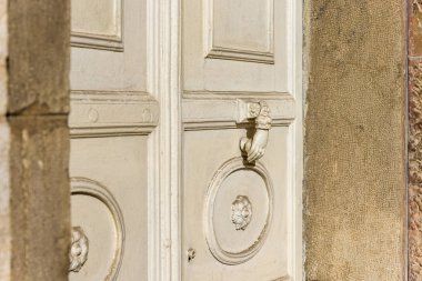 Eski oyma beyaz kapı. Eski Beyaz Saray ahşap kapı ve beyaz metal tokmağı