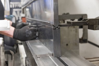 Operatör bükme metal levha sac bükme Makinası