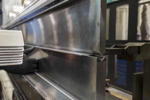 Operador de dobra de folha de metal por máquina de dobra de folha — Fotografia de Stock