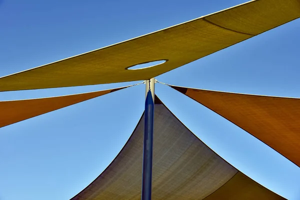 Schaduw kleur bruin zeil dak van de zon op de speelplaats boot, kust, — Stockfoto