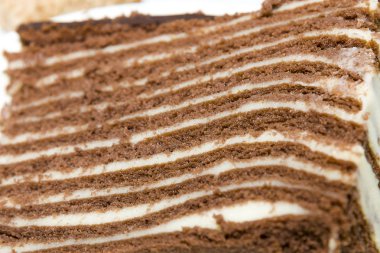 Puff çikolatalı pandispanya ile fındık çikolatalı puf kek.