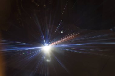 Endüstriyel lazer, düz metal levha ve kıvılcımlar üreten üretim teknolojisini kesiyor.