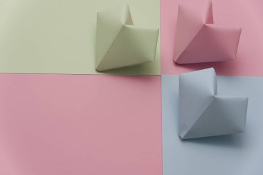 Origami kağıt kalpler üzerinde izole renkli kağıt yırtık parçalardan yapılmış kalp şekli