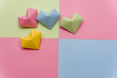 Origami kağıt kalpler üzerinde izole renkli kağıt yırtık parçalardan yapılmış kalp şekli