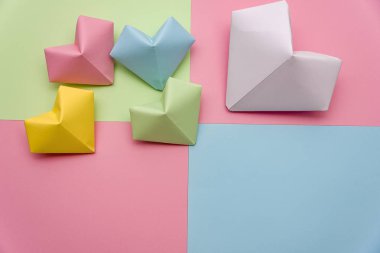 Origami kağıt kalpler üzerinde izole renkli kağıt yırtık parçalardan yapılmış kalp şekli