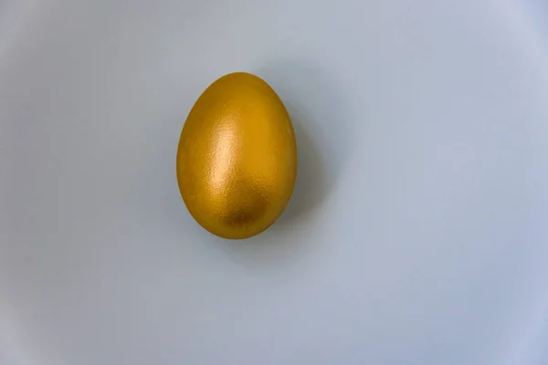 Beyaz arka plan altın yumurta altın yumurta — Stok fotoğraf