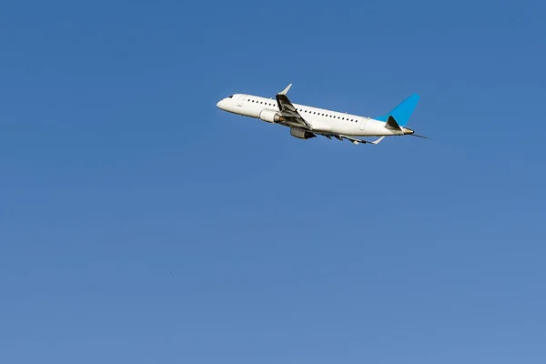 A huge commercial air plane just departure and flying on the blue sky. — Stock Photo, Image
