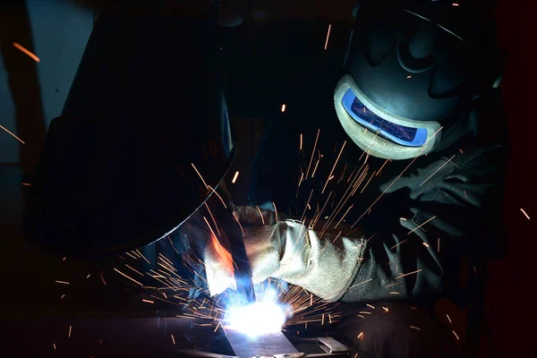 Fabrika Kaynakçı, endüstriyel çelik Kaynakçı ustası — Stok fotoğraf
