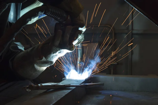 Soldador de acero industrial en soldador de fábrica, artesano —  Fotos de Stock