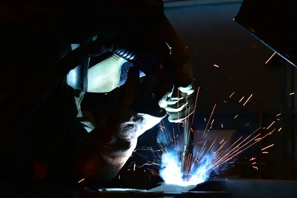 Saldatore d'acciaio industriale nel saldatore della fabbrica, artigiano — Foto Stock