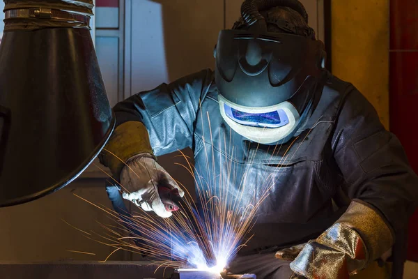 Soudeur industriel en acier dans soudeur d'usine, artisan — Photo