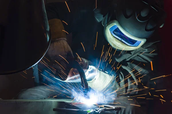 Soudeur industriel en acier dans soudeur d'usine, artisan — Photo