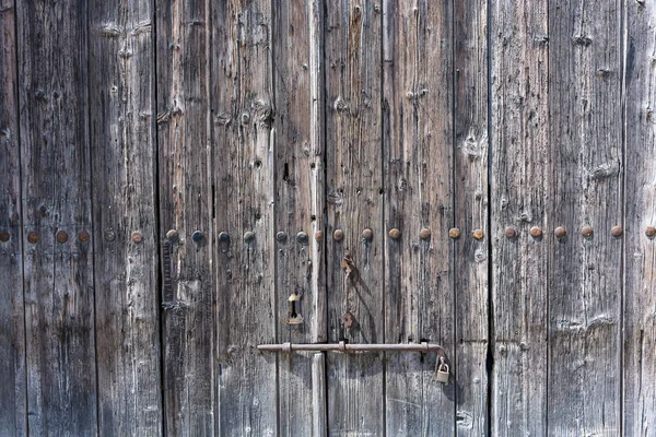 Vecchi cancelli in legno con maniglie in ferro, cancelli in legno — Foto Stock