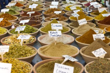 Satılık baharat yığınları. plaj, satış, organik, karışım,