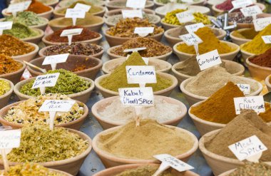 Satılık baharat yığınları. plaj, satış, organik, karışım,