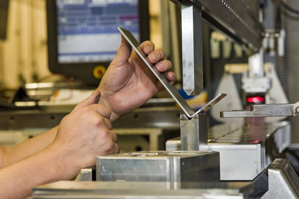 рабочая машина для обработки металла в цехе.