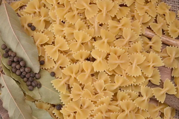 Pasta farfalle formando un patrón de fondo — Foto de Stock