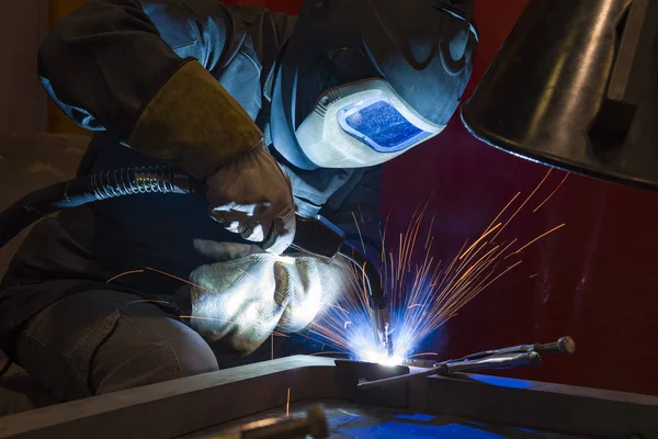 Soldador de acero industrial en soldador de fábrica, artesano —  Fotos de Stock
