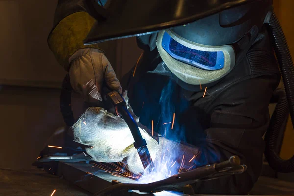 工場溶接で鉄骨溶接機工業職人 — ストック写真
