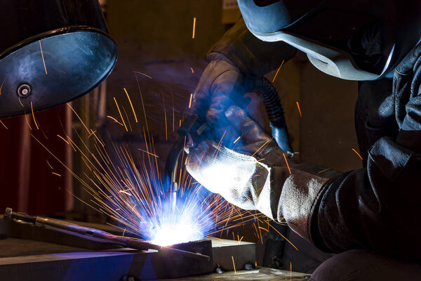 Промышленный стальной сварщик на заводе сварщик, мастер
