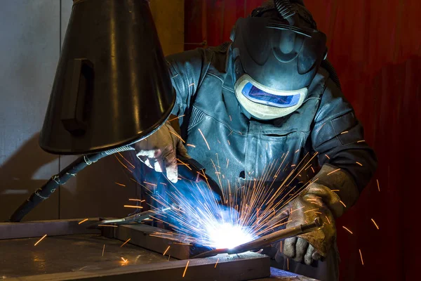 Industriële stalen lasser in fabriek welder, ambachtsman — Stockfoto