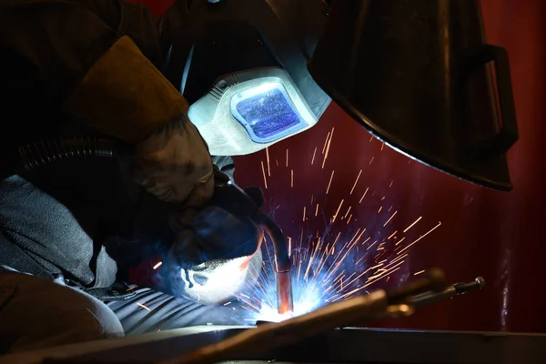 Soldador de aço industrial em soldador de fábrica, artesão — Fotografia de Stock