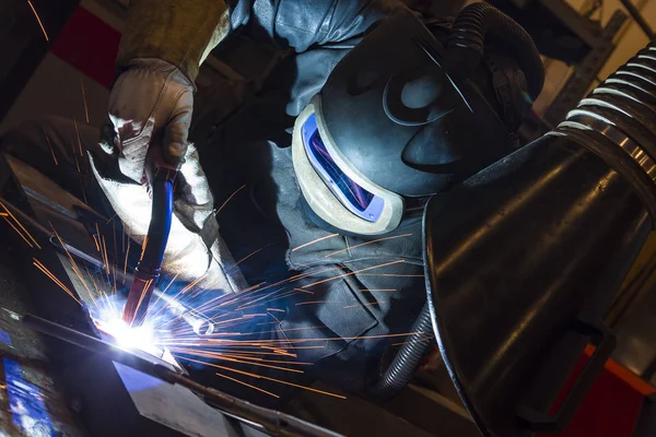 Soldador de acero industrial en soldador de fábrica, artesano — Foto de Stock