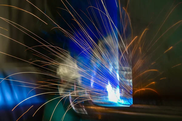 Lavoratore Con Maschera Protettiva Saldatura Metallo Scintille Saldatore Sta Saldando — Foto Stock