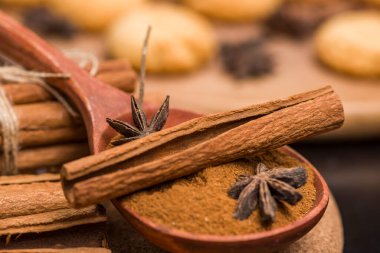 Tarçın çubukları ve yemek ahşap masaya yakın.