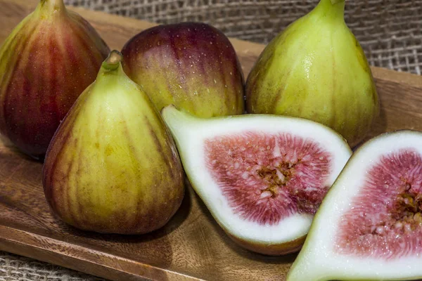 Figue Fraîche Coupée Deux Avec Des Figues Entières Arrière Plan — Photo