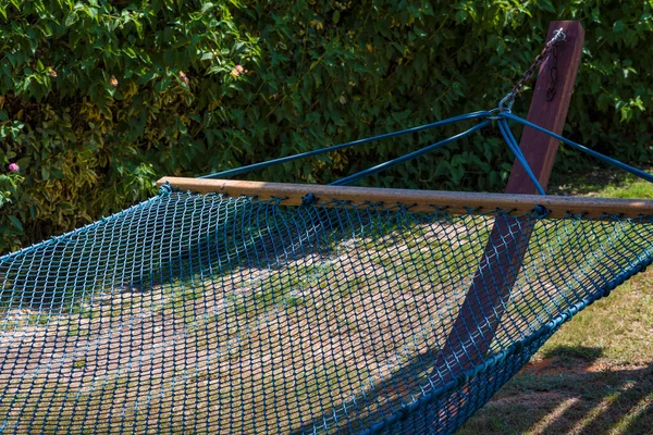 ファブリックロープで作られたハンモック 布ロープで作られたメッシュ 緑の草を背景にメッシュで作られたハンモック — ストック写真
