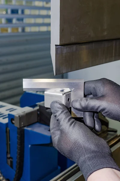 Trabalhador Operando Máquina Imprensa Metal Oficina Verificar Parte Dobrada Uma — Fotografia de Stock