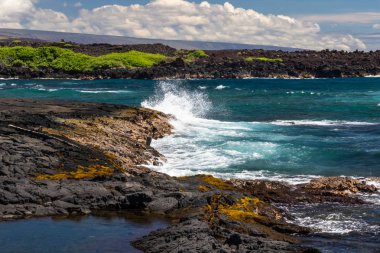 Siyah Sand Beach (Punaluu) koyu lav kayalar üzerinde dalga çökmesini, Hawaii Big Island üzerinde