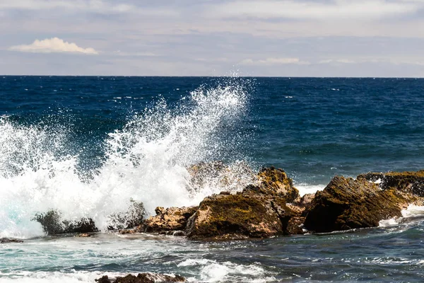 Wave Kraschar Mörk Vulkanisk Sten Vid Black Sand Beach Punaluuu — Stockfoto