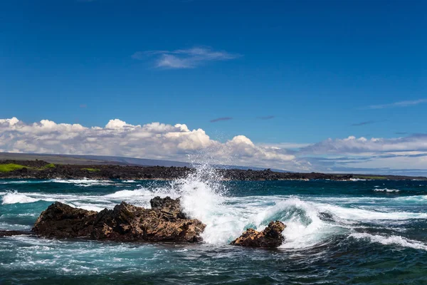 Welle Kracht Auf Vulkangestein Schwarzen Sandstrand Punaluuu Auf Der Großen — Stockfoto