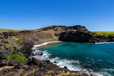 Yeşil kum plaj (papakolea) Güney noktası Hawaii's Big Island üzerinde. Beach altında dik yamaçta yer almaktadır; mavi-yeşil okyanus, kayalık sahil ön planda olduğunu..