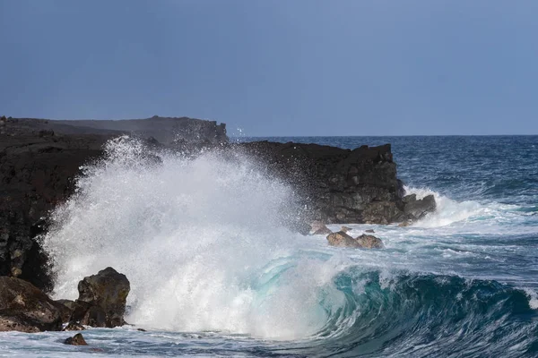 Curling Welle Schwarzen Sandstrand Westküste Der Großen Hawaiianischen Insel Gischt — Stockfoto