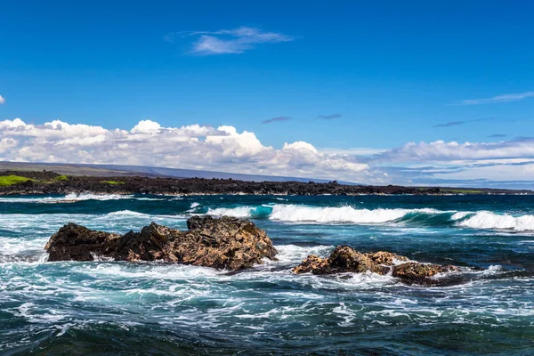 Volcanic Rock Surrounded Blue Ocean Offshore Punaluu Black Sand Beach — Stock Photo, Image